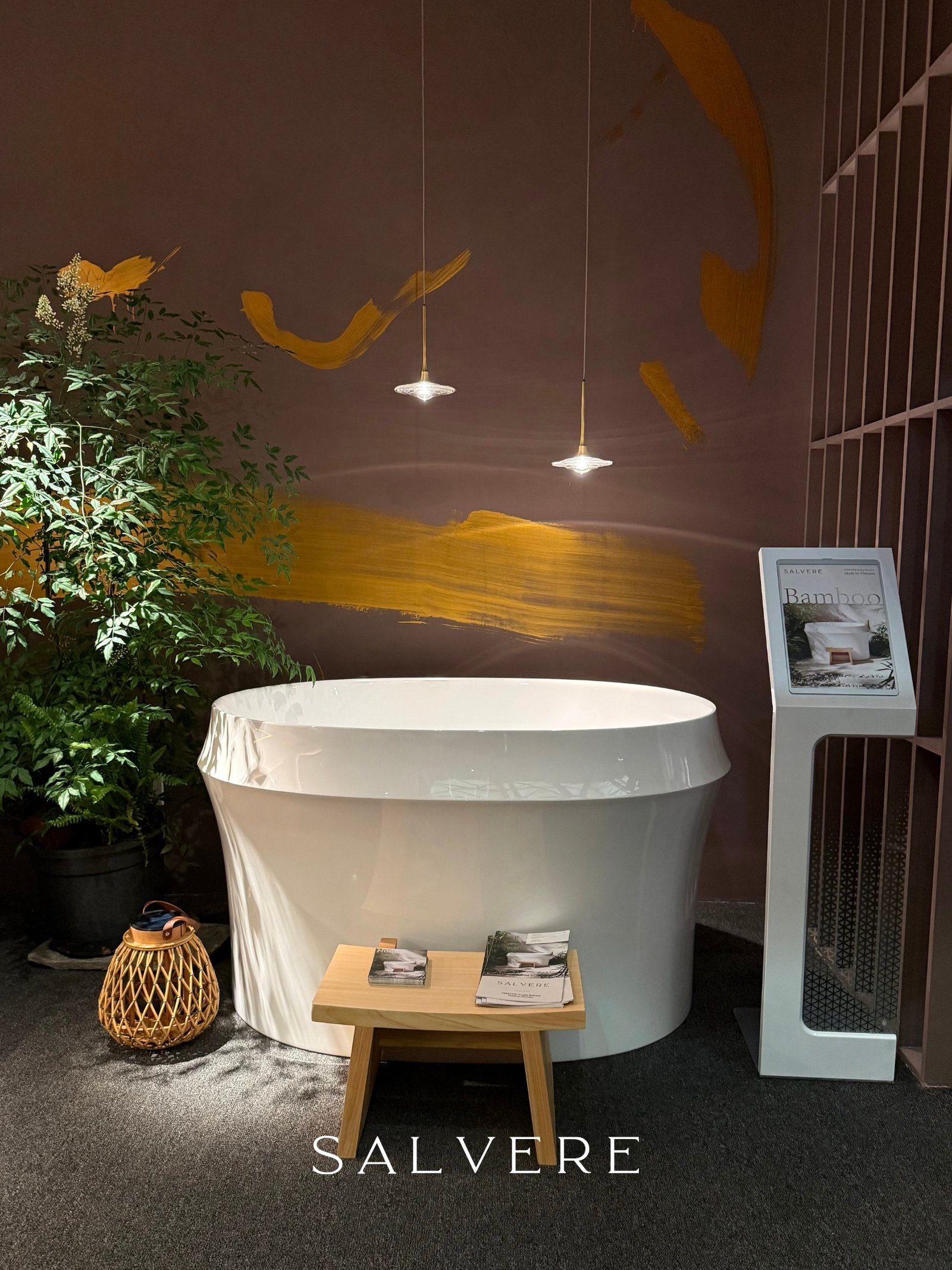 Freestanding bathtub with space around the installation area