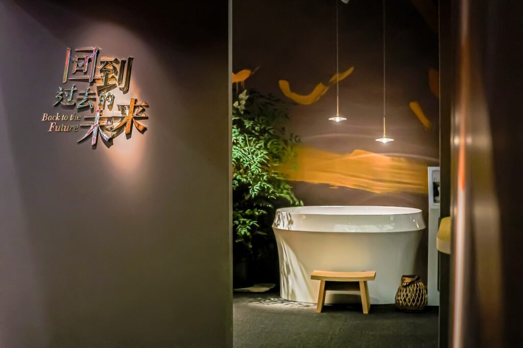 Freestanding acrylic bathtub displayed at Salvere KBC Shanghai 2026 booth