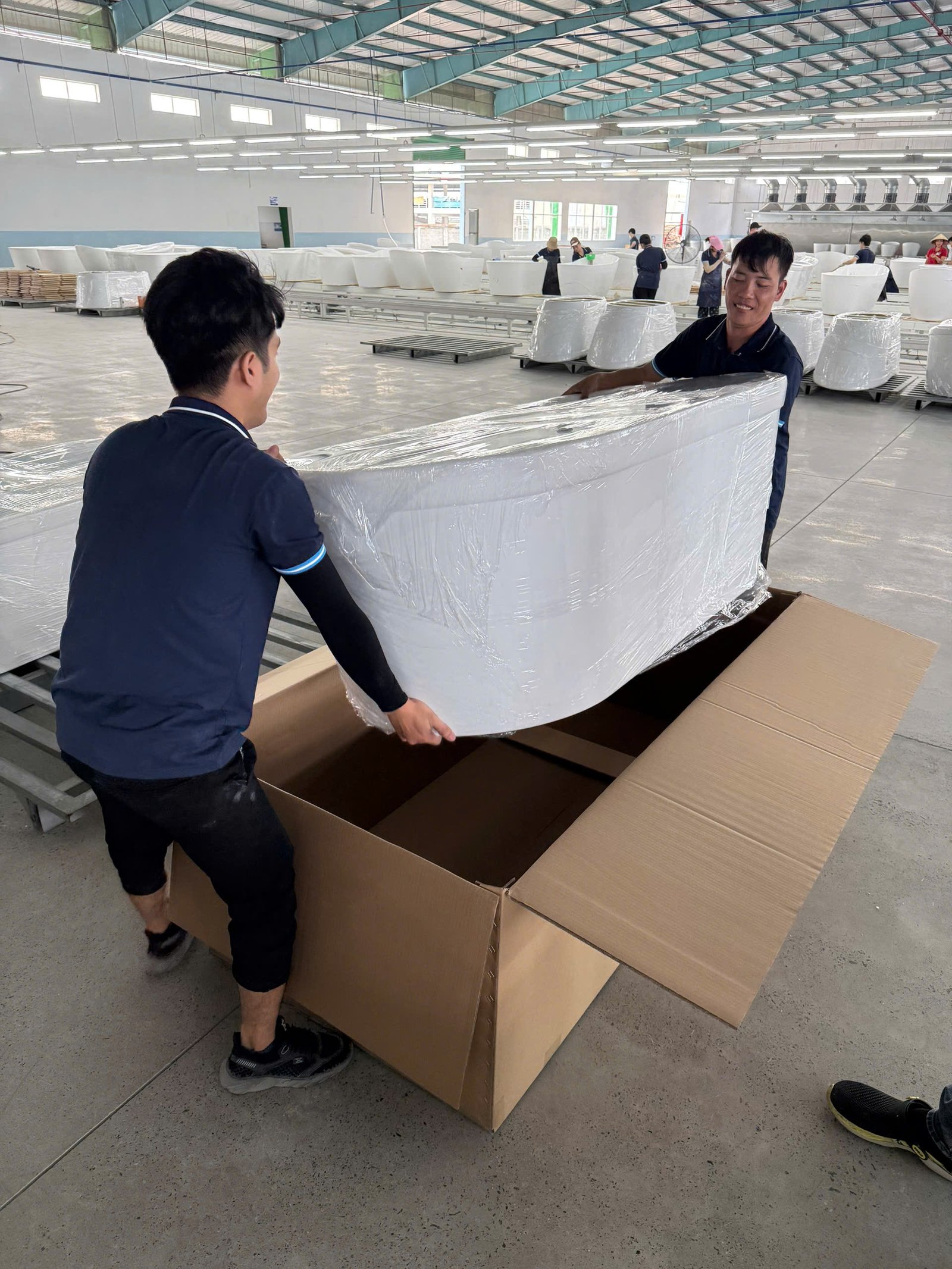 Acrylic bathtub packaging and protective packaging for international shipping
